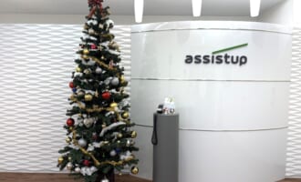 エントランスに置いてあるクリスマスツリーの画像